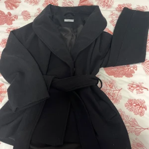 Svart kappa - Svart kappa köpt från Gina tricot. Passar inför hösten samt vinter. Använd också. I storlek S