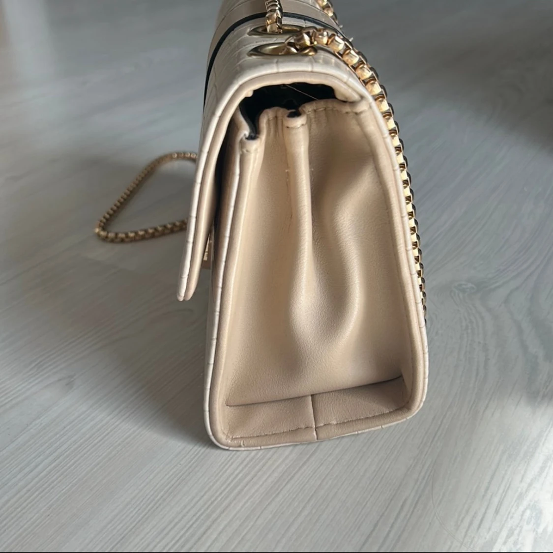 Beige axelväska med kedja och spänne - 3