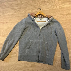 Äkta burberry hoodie - Fet hoodie från burberry i toppskick. Mer bilder fås vid seriöst intresse. Storlek=M skick=9/10 tveka inte på att höra av er vid frågor eller funderingar 🤩