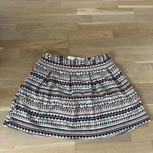 Mönstrad kortkjol från H&M - Säljer en kortkjol från H&M. Kjolen har dragkedja i sidan och är fodrad för extra komfort. Perfekt nu i höst! 