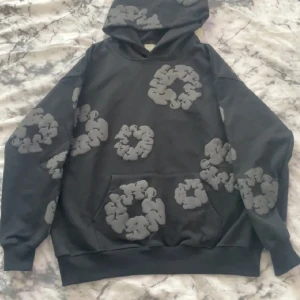DENIM TEARS HOODIE - Efterlängtad tröja som vi tyvärr måste sälja, använd 1-3 gånger sen blev den för liten för mig, den är väldigt modern och fin och vid minsta lilla fundering hör av er:)