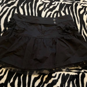 Svart kortkjol med spets och snörning🖤 - Feminine svart skjol med lace. Lite visual kei vibes skulle jag säga men funkar också till typ lite gothic vibes🍒🖤