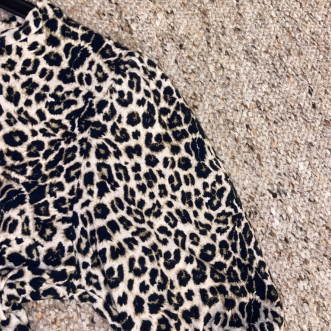 Fin t-shirt med leopard tryck - 2