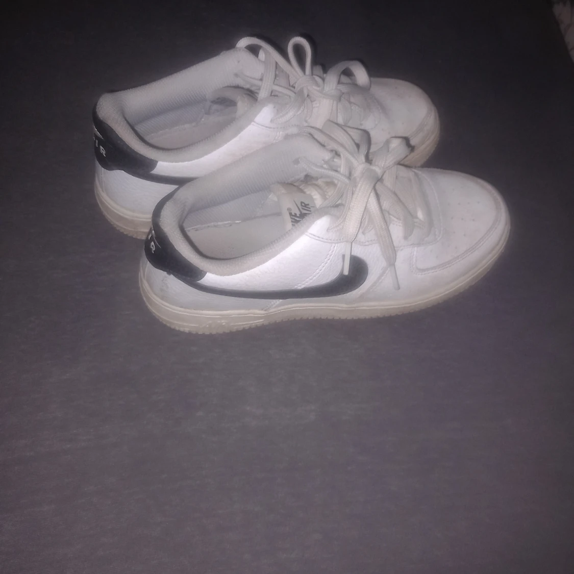 Nike Air Force 1 vita och svarta sneakers - 1