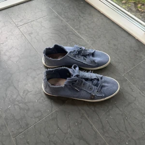 Blå sneakers från Odd Molly - Snygga blå sneakers från Odd Molly!