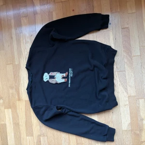 Svart Polo Bear tröja från Ralph Lauren - Svart sweatshirt från Ralph Lauren med ikoniska Polo Bear broderad framtill. Tröjan har rund hals, ribbade muddar och är i mjuk bomull. Perfekt för dig som gillar streetstyle och vill ha något klassiskt men ändå lekfullt.