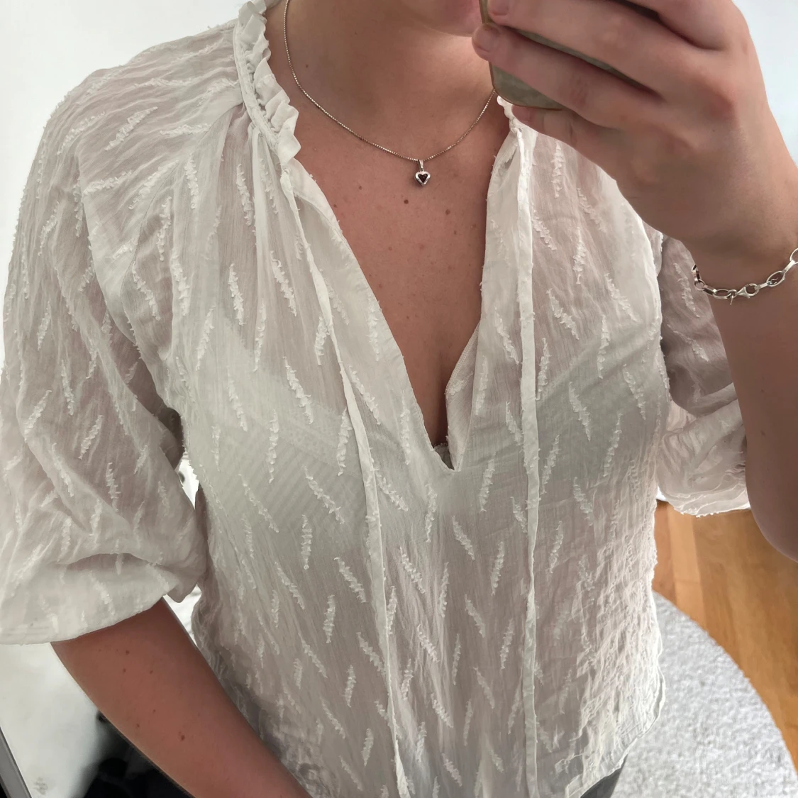 Vit blus med snörning och struktur - 1