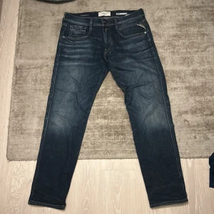 Replay Anbass Hyperflex jeans blå - Snygga Replay Anbass Hyperflex jeans i mörkblå tvätt med diskreta slitningar. Slim fit-modell och  Stretchigt material för extra komfort och rörelsefrihet. Perfekta jeans för vintern och sommaren. Jag änvänt dom inte alls ofta. Säljer för den. Stoleken är 30 30 
