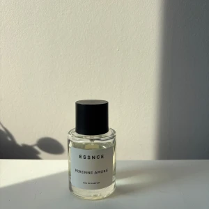 ESSNCE Perenne Amore Eau de Parfum - Nästan oanvänd. Hör av dig vid frågor!