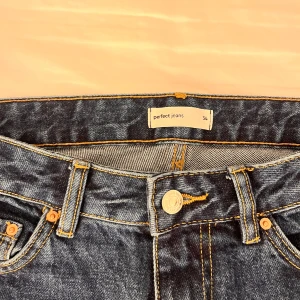 Mörkblå jeans från Perfect Jeans, stl 34 - Snygga mörkblå jeans från Gina Tricot. Jeansen är lågmidjade men jag skulle säga att dom är lite mid Waist men det beror ju också på hur du vill att dom ska sitta. Aldrig använda. Jag köpte dom men har inte använt dom. Nypris:499 jag säljer för 200 vid snabb affär kan priset diskuteras💕💕