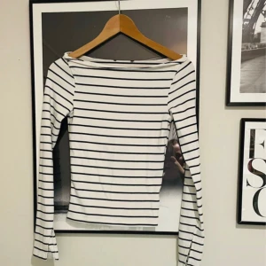 Vit och svart randig tröja - Säljer super snygg vit och svart randig tröja med tajt passform. Perfekt för en avslappnad look. Tröjan har en snygg design med ”slits” vid ärmen🌟pris går att diskuteras 