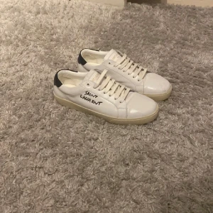 Saint Laurent skor - Jätte fräsch skor från Saint Laurent. 8/10 skick och nypris är runt 5000 kontakta vid intresse.