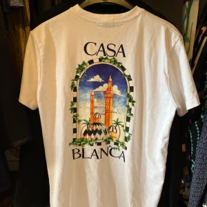 Vit t-shirt från Casablanca  - Vit t-shirt från Casablanca. Materialet är mjukt bomull och passformen är normal.