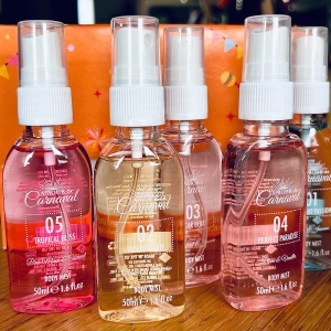 Amour De Carnaval Body Mist Collection! - Amour De Carnaval Body Mist Collection i 5 olika dofter; Mightnight Passion, Golden Sun, Sugar Berry, Perfect Paradise & Tropical Bliss. Oanvända i obruten kartong. 5 x 50 ml.