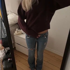   bootcut jeans med slitningar - Säljer ett par fina lager 157  jeans i blå denim med bootcut och snygga slitningar på benen. Byxorna har en låg midja  . Perfekta för dig som gillar en najs vibe , säljer då dom inte passar mig längre 