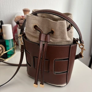 Hm väska - Brun väska från H&M, har endast använts en gång. Säljer den eftersom den inte kommit till användning på länge. Väskan är fortfarande i nyskick.