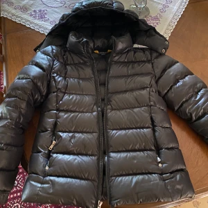 Ralph lauren  -  Ralph lauren jacka i fint skick, har ett litet hål men som jag har tejpat för och syns inte när man har den på sig, dragkedjan till den högra fickan är sönder