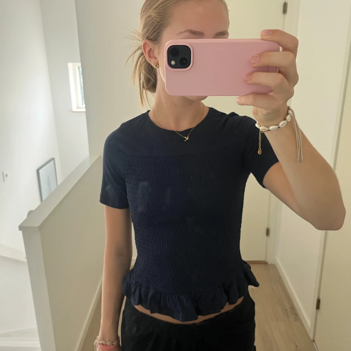 Mörkblå topp med volang från Gina Tricot strl 146/152