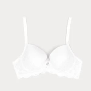 Vit spets-bh från Cubus A70 - ‼️ tar emot prisförslag‼️Säljer en vit vadderad bh (A70)från Cubus med fina spetsdetaljer och liten rosett framtill och silvrig detalj. Man kan justera axelbanden. Säljer den för att den blivit för liten sen länge tillbaka. Använd sparsamt och väldigt bra skick.  Skriv om frågor💞