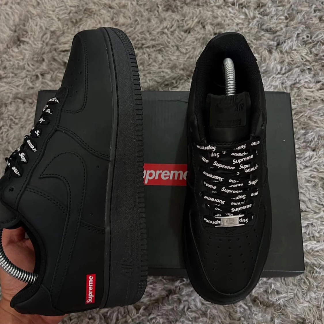 Supreme svarta sneakers - 1
