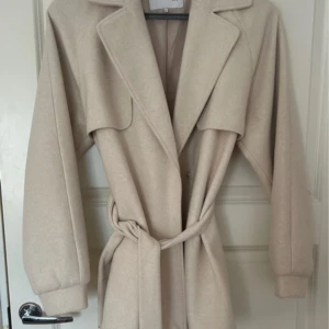 Beige kappa från ONLY med bälte - Helt ny och oanvänd! 