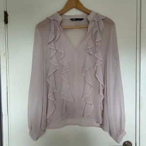 ljusrosa blus från zara💕 - säljer denna jätte fina blusen från zara. den har inga defekter och är använd ett fåtal gånger. tror inte den finns att köpa i butik längre💗köpt för 449kr🙏