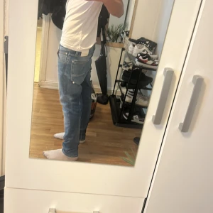 Blå Jack and Jones jeans - Hej! Säljer nu dessa sjukt snygga jack and Jones jeansen de är i princip helt nya använda Max 2-3 gånger de sitter väldigt bra och är sköna. Hör av er vid funderingar.