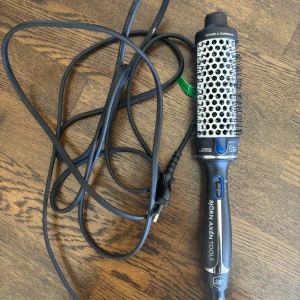 björn axén värmeborste  - jag säljer min björn axén värmeborste i 38mm. har endast använt den en till två gånger. butikspris ca 600-700. skriv vid funderingar eller frågor till mig privat. priset går att diskuteras💓💓