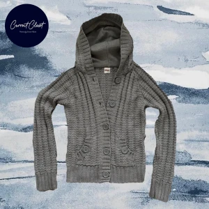 Grå stickad hoodie-kofta från ONLY - Snygg grå stickad hoodie-kofta från ONLY med ribbade detaljer och stora knappar framtill | Size Xs | Passar bra till vintern | Pris kan diskuteras!