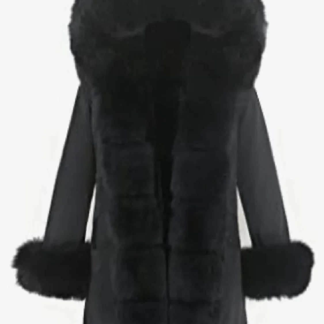 Svart pälsjacka med fluffiga detaljer