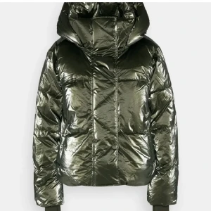 Glansig mörkgrön vinterjacka - Jättefin och varm vinterjacka! Passar XS/S💗