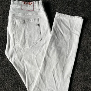 Dondup George  - Fräscha dondups i modellen George- strl 33! Nyskick, inga fläckar eller tecken på användning. Passar runt 180🤩💛dm för frågor!