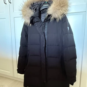 Rock and blue jacka - Äkta rock and blue jacka med äkta päls som går att knappa av. Tags och kvitto finns. Perfekt till vintern och den är knappt använd. Kan tänka mig att gå ner i pris vid snabb affär