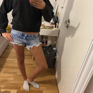 Mörk gråstickad tröja  - Säljer en mörkgrå stickad tröja som inte kommer till användning längre jag tror att den är is tror  xs  priset går alltid att diskutera 💕