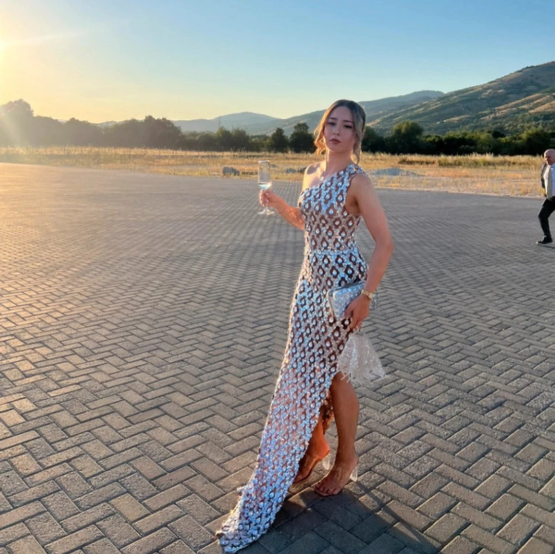 Silverglittrig långklänning oneshoulder