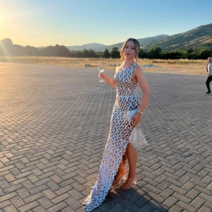 Silverglittrig långklänning oneshoulder - Säljer en superfin långklänning från SHEIN i silver med glittrigt mönster och asymmetrisk oneshoulder-skärning. Klänningen har slits på sidan och sitter tight, perfekt för bal eller fest. Materialet är glittrigt och skimrande, vilket gör att du verkligen sticker ut.