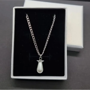 Handgjort halsband  - Rostfritt stål med pärla 