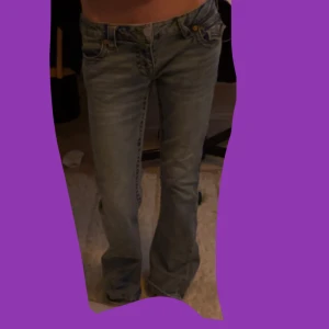 !INTRESSEKOLL!  - Snygga ljusblå jeans från true religion med klassisk bootcut-passform. 