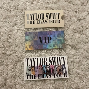 The Eras Tour Klistermärke och Biljett (fake) - En exklusiv VIP-bok med färgstarka bilder från Taylor Swifts olika musik-eror. Perfekt för fans som vill minnas och fira hennes ikoniska stil och karriär. Snygg design och samlarvärde gör den till ett måste för unga Swifties!