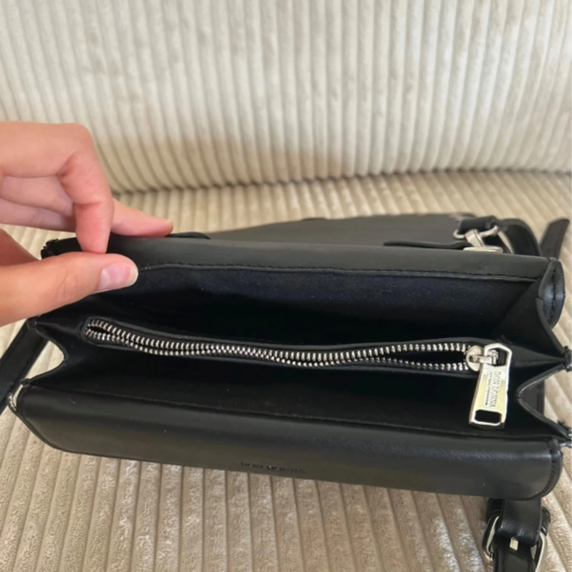 Svart axelväska med nitar från Don Donna - 3