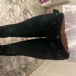 Coola jeans - Coola jeans med snygga fickor och detaljer på rumpan :) straight/flare och mörkblåa 🥰