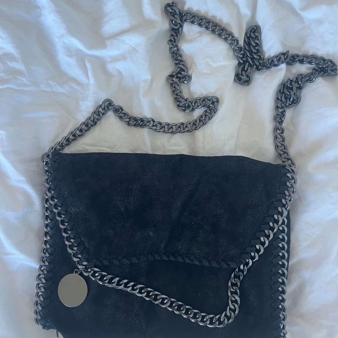 Svart axelväska med kedjedetaljer