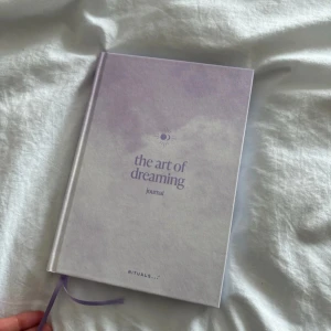 the art of dreaming journal/ dagbok - En inspirerande drömdagbok för dig som vill utforska dina drömmar, slappna av och hitta nya sätt att förstå dig själv. Perfekt för unga vuxna som vill reflektera, skriva ner sina drömmar och boosta sitt välmående. Helt oanvänd!