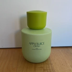 Zara Applejuice Crush parfym - Fräsch parfym från Zara Crush Collection i doften Applejuice Crush. Flaskan är ljusgrön med rundad form och har ett matchande grönt lock. Perfekt för dig som gillar fruktiga och lätta dofter. Snygg och modern design som sticker ut i badrumshyllan.
