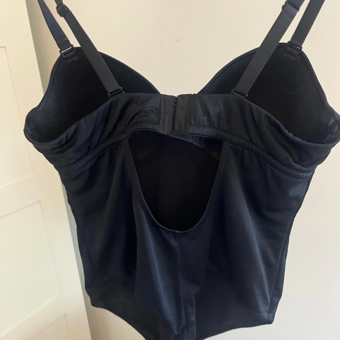 Svart body med bygel och öppen rygg - 1