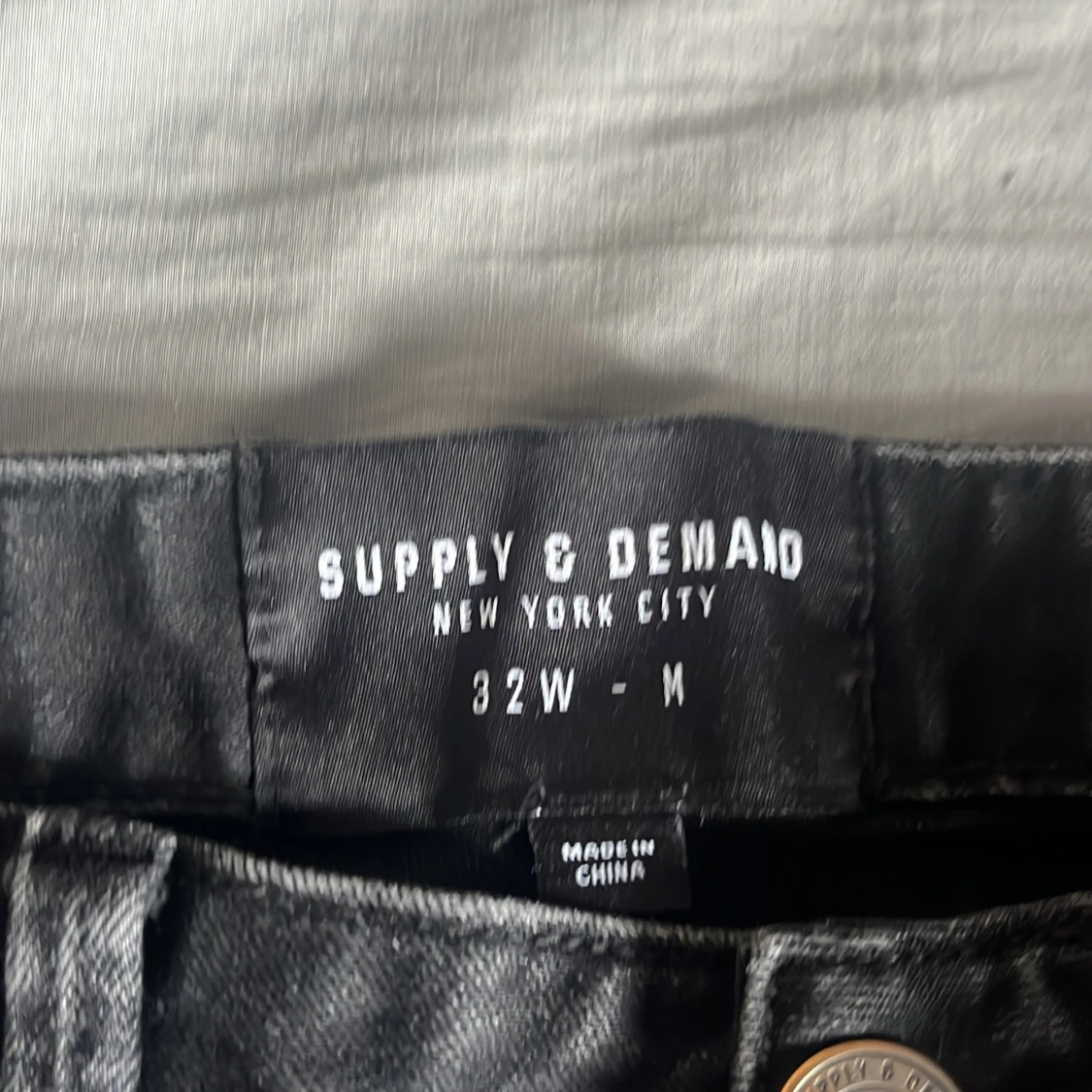 Svarta distressed jeans Supply & Demand - 2