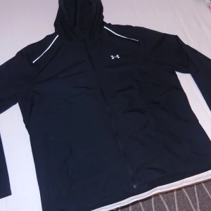 Under Armour jacka - Hej, säljer då min under armour jacka som är i färgen svart. Den är reflective. Och så är den bara använde ett par gånger gissar på 3-8 gånger. Den är i storlek (XXL). Säljer den då den inte längre passar mig eftersom jag gått ner i mycket vikt. Pris kan diskuteras vid en smidig och snabb affär. MVH