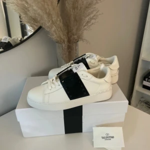 valentino garavani sneakers - sjukt snygga skor storlek 41 men sitter som 40!!!! säljer då jag sparar till min drömväska❤️ inga skador, använda men varit väldigt försiktig, box o vita snören ingår