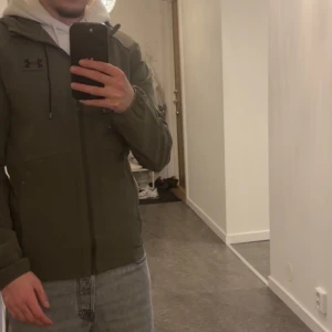 Under Armour Jacka - En väldigt fin Under armour jacka i väldigt fin skick. Storlek XS men kan passa S med då den har ett väldigt skönt material gjord på stretch! Väldigt unik färg som får din outift visa upp sig mer 🙂