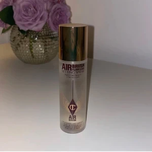 Charlotte Tilbury airbrush flawless setting spray  - Säljer en helt ny Charlotte Tilbury airbrush flawless setting spray. Sprayen är grym och smälter ihop sminket så det ser ut som ett filter. Säljs pga har dubbletter. 100ml. Nypris 479kr. 🌸💕
